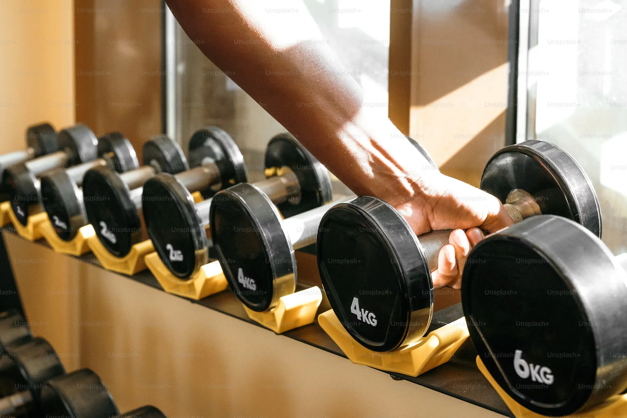 Eine Person, die ein Workout-Programm auf einem Tablet verfolgt.